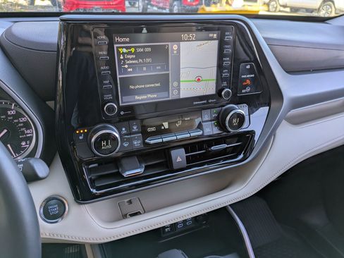 Used 2022 Toyota Highlander XLE image 11