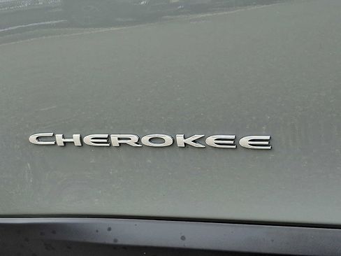 Used 2022 Jeep Cherokee Latitude Lux image 32