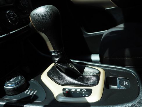 Used 2017 Jeep Cherokee Latitude w/ Comfort/Convenience Group image 55