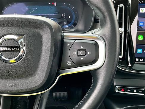 Used 2025 Volvo XC40 B5 Plus image 27