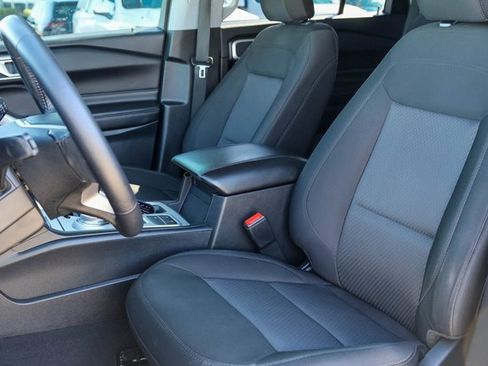 Used 2022 Ford Explorer XLT image 11