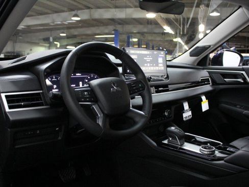 New 2026 Mitsubishi Outlander SE image 5