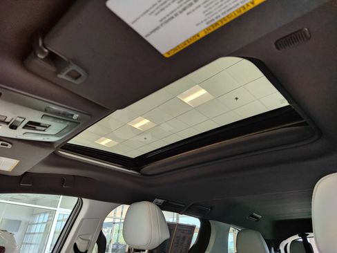 Used 2023 Toyota Sienna XSE AWD/4WD image 11