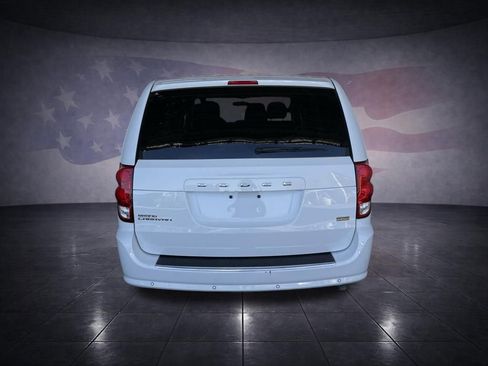 Used 2017 Dodge Grand Caravan SE image 4