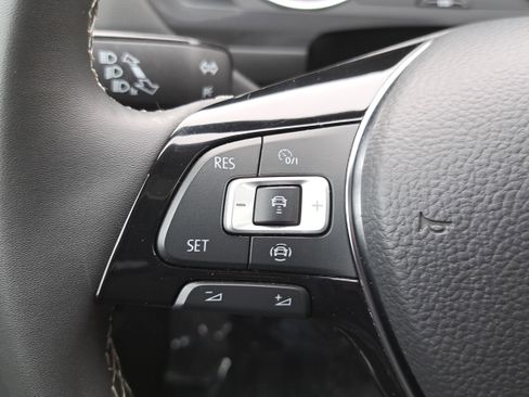 Used 2021 Volkswagen Tiguan SE image 16