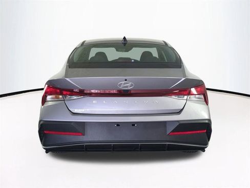 Certified 2025 Hyundai Elantra SE FWD image 6