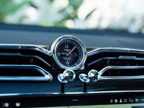 Used 2023 Bentley Bentayga Extended Wheelbase image 32