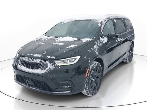 New 2026 Chrysler Pacifica Limited w/ Uconnect Theater Family Group image 2