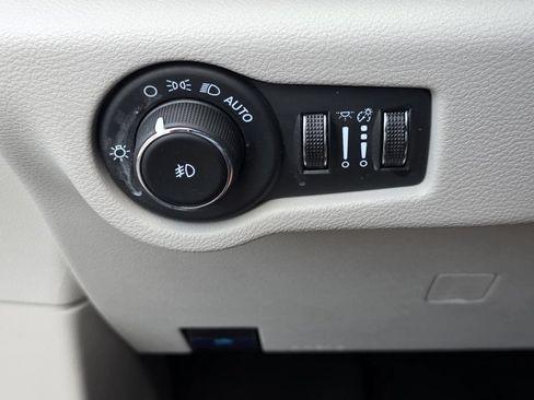 Used 2023 Chrysler Pacifica Touring-L FWD image 25