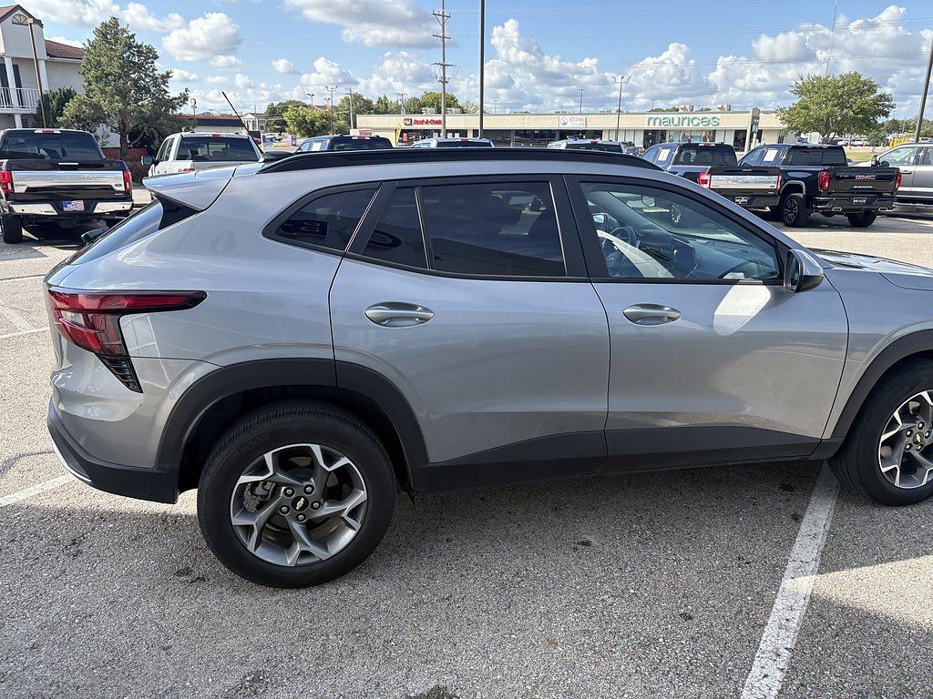 Used 2025 Chevrolet Trax LT FWD image 7