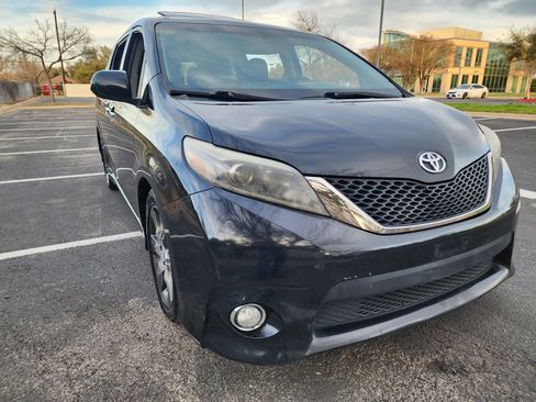 Used 2015 Toyota Sienna SE image 1