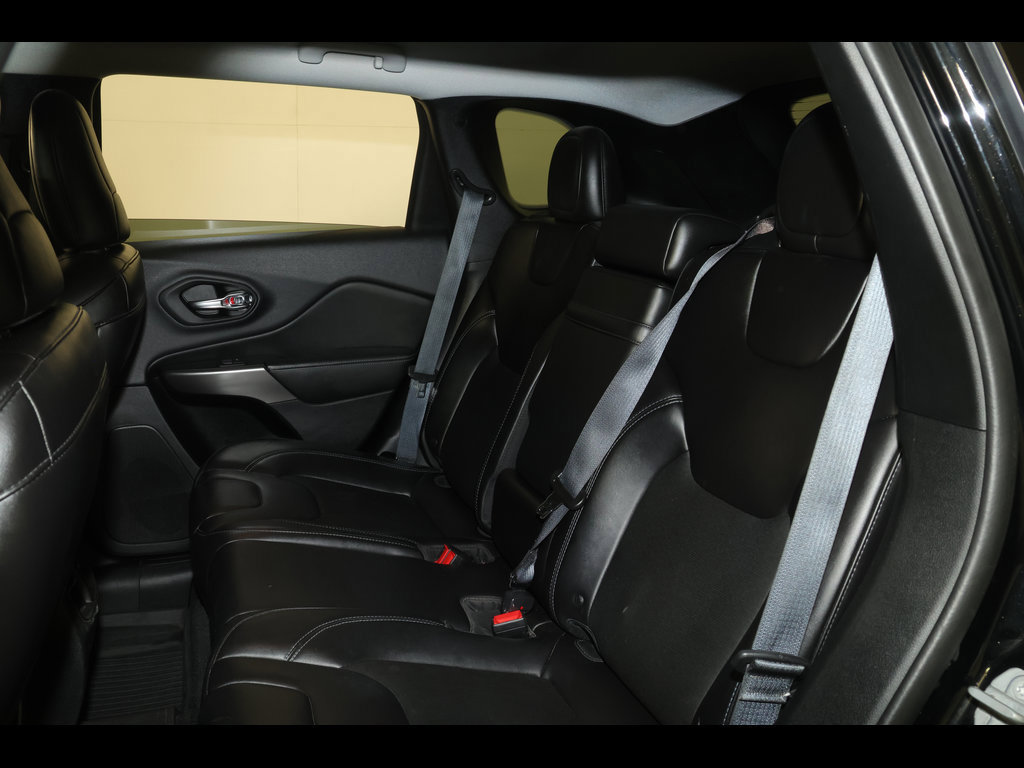 Used 2019 Jeep Cherokee Latitude Plus w/ Comfort/Convenience Group AWD/4WD image 17