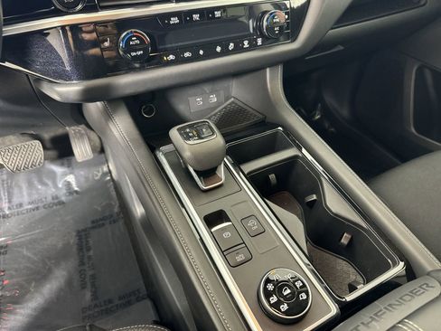 Certified 2025 Nissan Pathfinder SV image 19