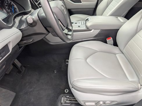 Used 2021 Toyota Highlander XLE image 9