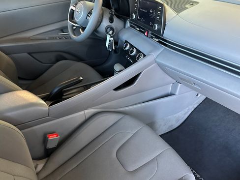 Certified 2023 Hyundai Elantra SE FWD image 15