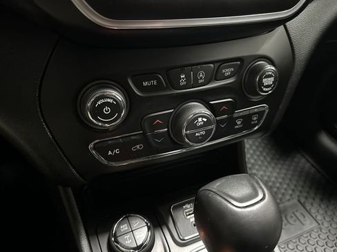 Used 2022 Jeep Cherokee Trailhawk w/ Comfort/Convenience Group image 18