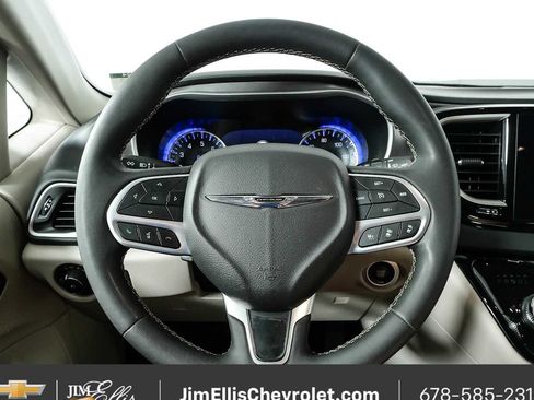 Used 2024 Chrysler Pacifica Touring-L FWD image 9