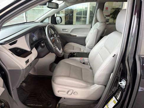 Used 2019 Toyota Sienna XLE w/ XLE Navigation Package AWD/4WD image 10