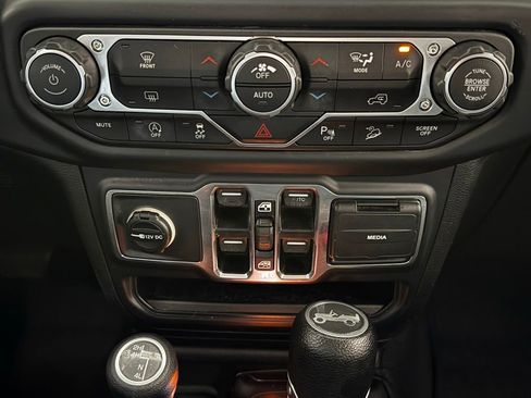 Used 2019 Jeep Wrangler Unlimited Sahara AWD/4WD image 18