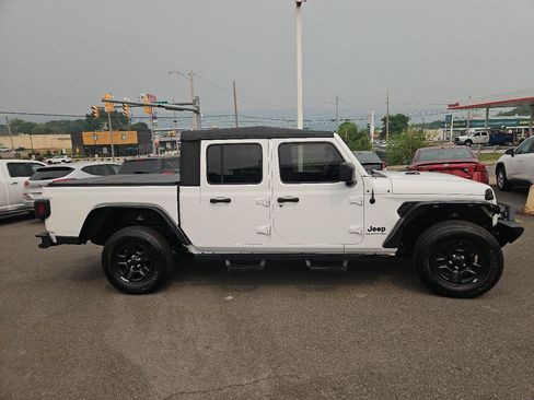 Used 2021 Jeep Gladiator Sport AWD/4WD image 2