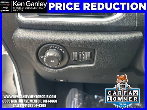 Used 2025 Chrysler Pacifica Limited FWD image 15