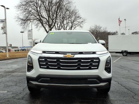 Used 2025 Chevrolet Equinox LT image 2