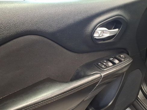 Used 2016 Jeep Cherokee Latitude w/ Cold Weather Group image 8