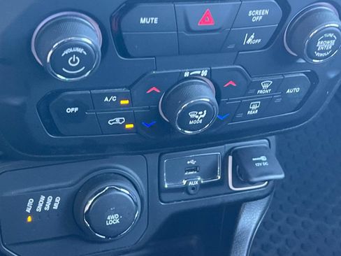 Used 2023 Jeep Renegade Latitude AWD/4WD image 20