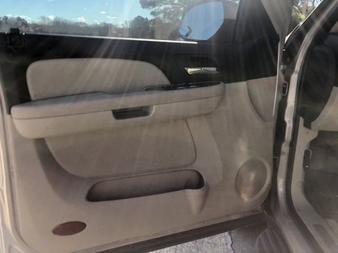 Used 2007 Chevrolet Suburban LS image 12