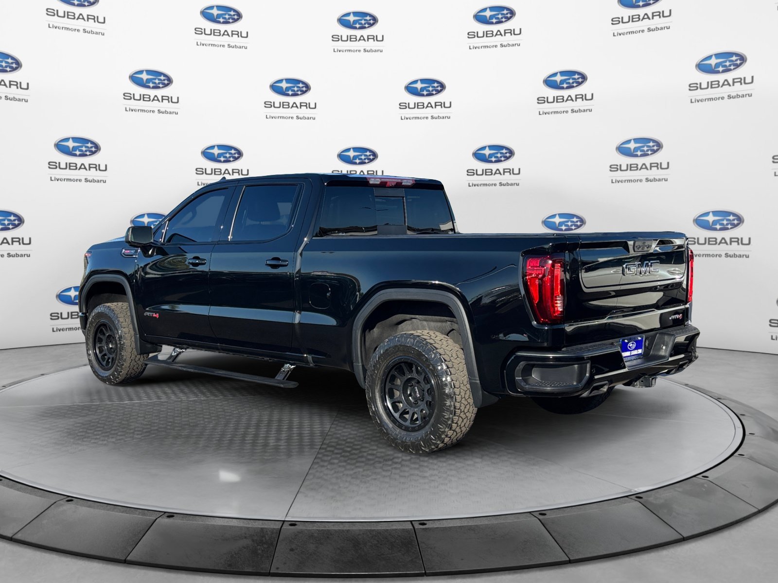 Used 2023 GMC Sierra 1500 AT4 w/ Technology Package AWD/4WD image 4