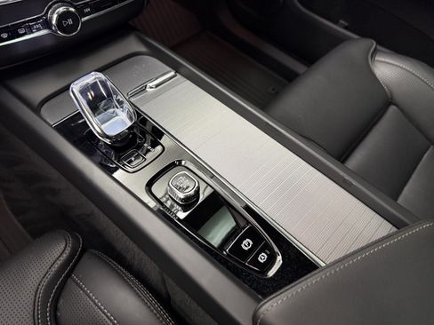 Certified 2024 Volvo XC60 T8 Ultimate w/ Protection Package Premier AWD/4WD image 18