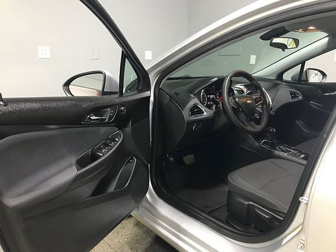 Used 2019 Chevrolet Cruze LS w/ LS Fleet Convenience Package FWD image 9