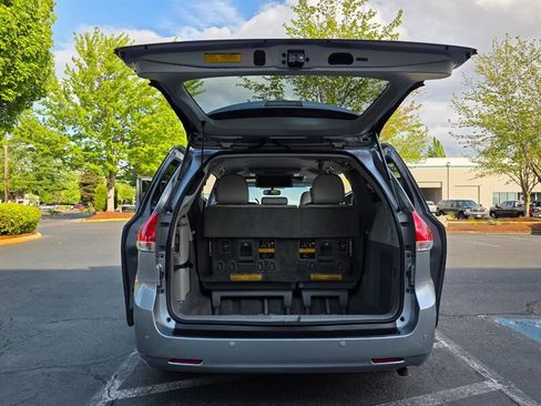 Used 2014 Toyota Sienna XLE image 31
