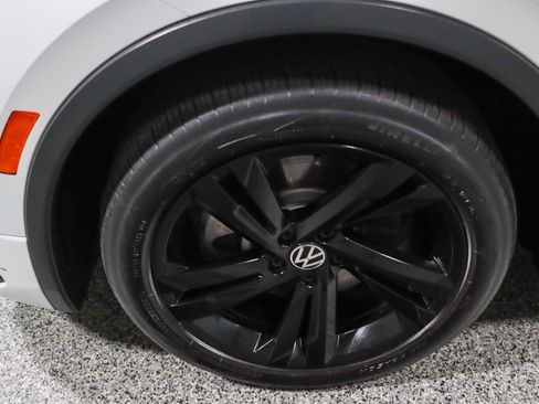 Used 2024 Volkswagen Tiguan SE R-Line FWD image 11