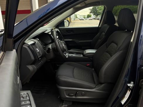 Used 2025 Nissan Pathfinder SV FWD image 10