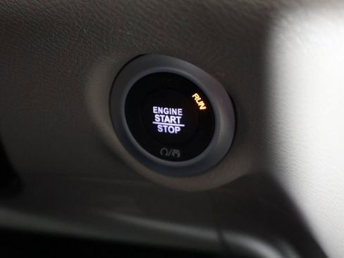 Used 2024 Chrysler Pacifica Touring-L FWD image 39