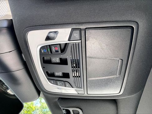 Used 2025 Acura RDX SH-AWD image 32