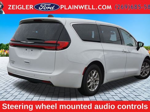 Used 2024 Chrysler Pacifica Touring-L FWD image 5