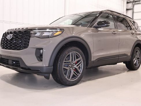 New 2026 Ford Explorer ST-Line w/ ST-Line Street Pack AWD/4WD image 5
