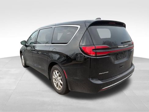 Used 2025 Chrysler Pacifica Select image 3