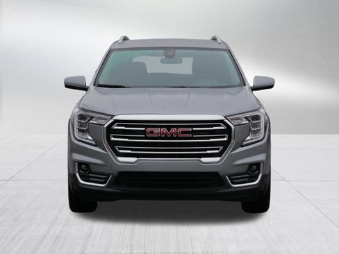 Used 2024 GMC Terrain SLT image 2