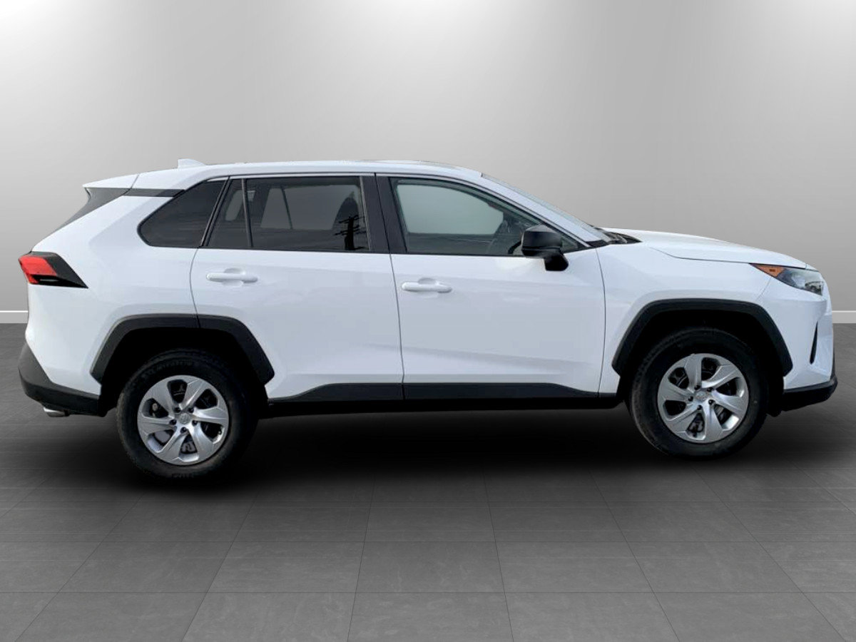 Used 2022 Toyota RAV4 LE AWD/4WD image 8