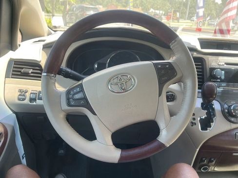 Used 2013 Toyota Sienna Limited w/ Advanced Technology Pkg FWD image 19