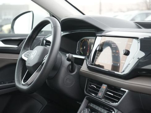 Used 2022 Volkswagen Taos SEL image 11