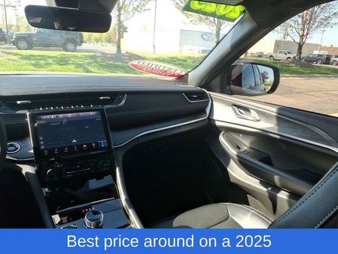Certified 2025 Jeep Grand Cherokee Limited w/ Black Appearance Package AWD/4WD image 17