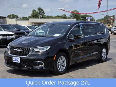 Used 2024 Chrysler Pacifica Touring-L FWD image 3