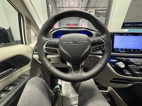 Used 2024 Chrysler Pacifica Select image 23
