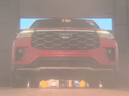 Used 2025 Ford Explorer Platinum w/ Ultimate Package AWD/4WD image 2