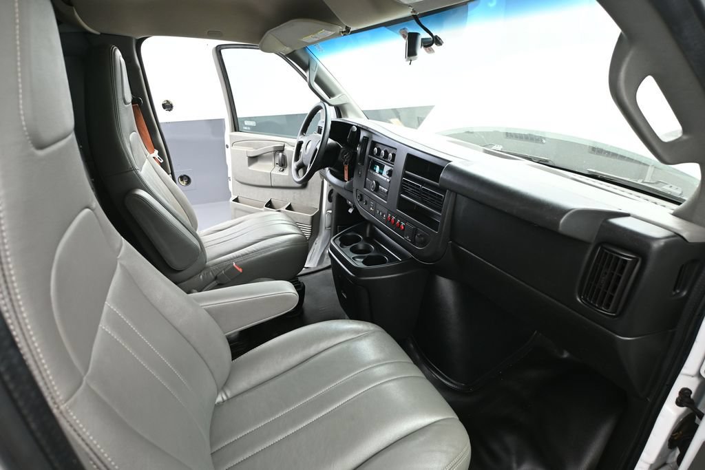 Used 2016 Chevrolet Express 2500 RWD image 32