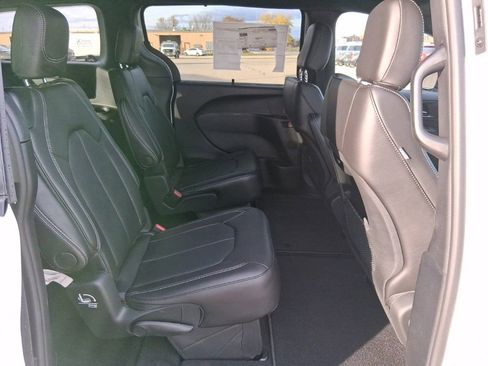 New 2026 Chrysler Pacifica Select image 26
